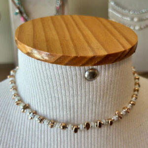 Colar Pisando na Areia • Pedras de Hematita Dourada e Pedras Brancas